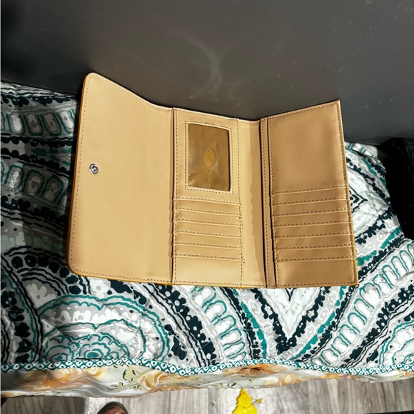 Guess handbag and matching wallet with Daisy 🌼 chain. - Picture 3 of 8